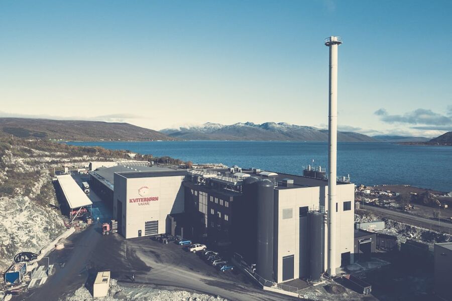 VARMER OPP: Snart kan enda flere innbyggere på Tromsøya få fjernvarme fra Kvitebjørn Varmes anlegg på Skattøra (Foto: Kvitebjørn Varme).
