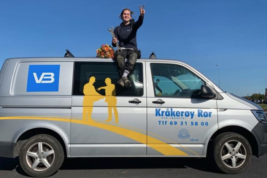 Tøff jente med gode holdninger. VB-rørleggeren Camilla Cox Barfot kan nå titulere seg som Norges Hyggeligste Håndverker