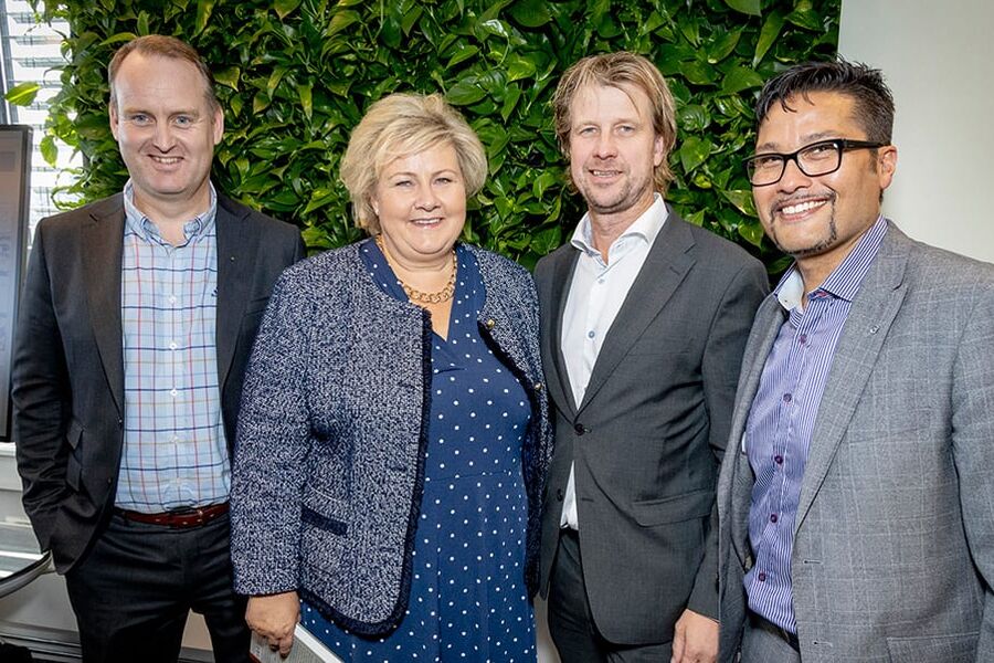 Leder an: f.v. Morten Grongstad, konsernsjef i AF Gruppen, statsminister Erna Solberg, Jørgen Evensen, administrerende direktør i Betonmast og Daniel Kjørberg Siraj, konsernsjef i OBOS. Foto: Morten Bendiksen 