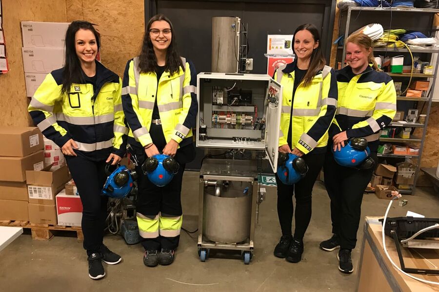 Her ser vi fire av fem nye kvinnelige lærlinger fra Levanger. 
Fra venstre: Stine Mari Johannessen (Voksenlærling  Caverion Trøndelag Nord), Sara Fattahi (Lærling elektro  Caverion Trøndelag Nord), Hanne Louise Johansen, (Voksenlærling  Caverion Trøndelag Nord), Wenche Moe Grendahl (Voksenlærling  Caverion Trøndelag Nord)
