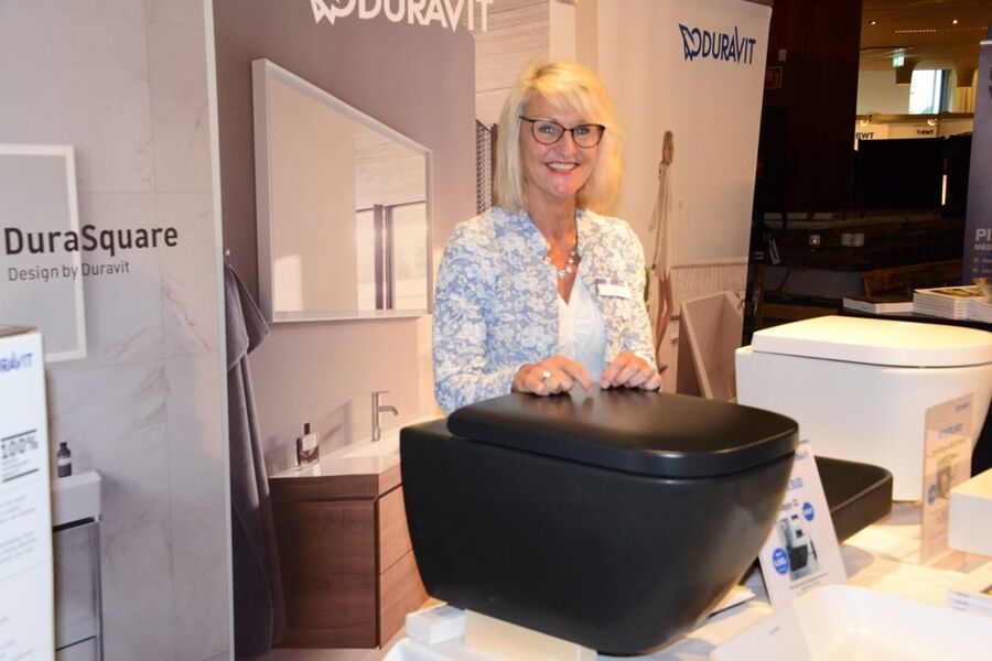 Markedssjef Anta Sagen i Duravit Norge viste frem flere nyheter under leverandørmessen til VVS Eksperten.Her viser hun frem det nye toalettet i antrasitt grå farge, med Matt satin finish. 