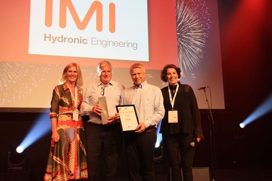 IMI Hydronic Engineering AS ble årets leverandør. På bildet ser vi adm.direktør Line Ekroll Dyb,NRA, Ove Hjelleset, IMI Hydronic Engineering AS, Knut Christian Engh, IMI Hydronic Engineering AS, og Inger Blesvik Gandrud, prosjekt- og Innkjøpssjef i NRA.
