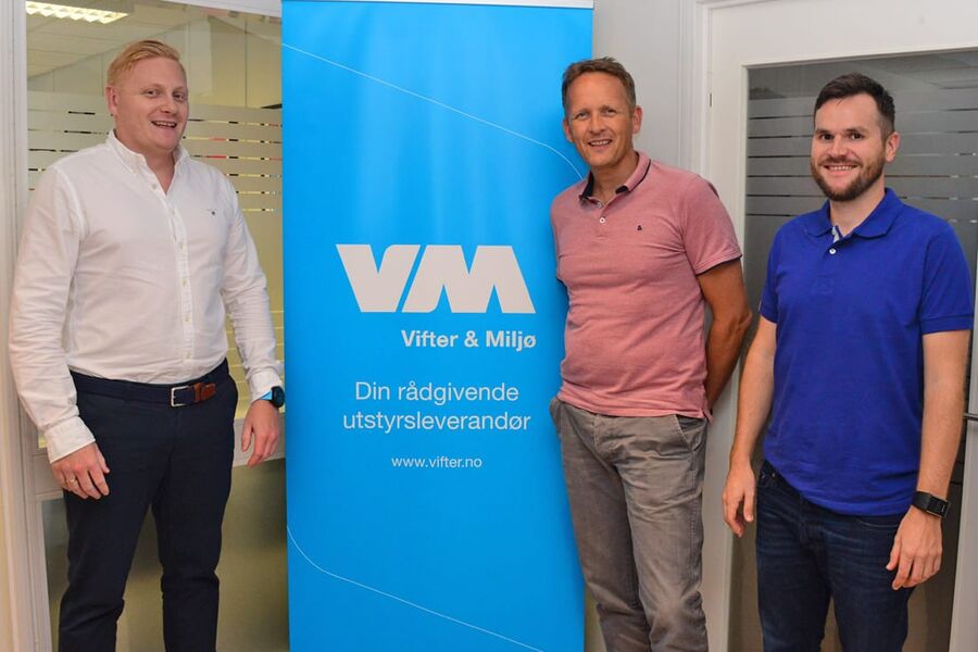 Vifter og Miljø gjør grep i forkant av sitt 25 års jubileum neste år. De har blant annet forandret logo, for å vise at de er mer tidsriktig i både form og uttrykk mot markedet.På bildet ser fra venstre, daglig leder Andreas Solrud, prosjektsjef Steffen Bjerkvoll, og salgsingeniør Jørgen Brurud. 