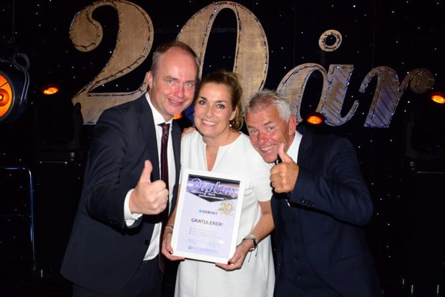 Geberit Norge fikk prisen som beste grossistleverandør under gallamiddagen lørdag kveld. Begrunnelsen var... På bildet ser vi fra venstre, adm.direktør Tor-Martin Garsjø, KAM kjeder og grossister, Vibeke Lund Skeide, og 