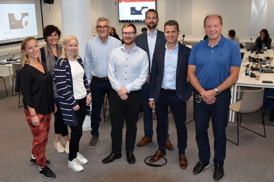 SPENT: Samarbeidspartnerne er spent og glad for endelig å komme i gang med utviklingsarbeidet. Fra venstre Kjersti Eiken (Bergen kommune), Maria Gonzalez (Bergen kommune), Ellen Røyneberg (MazeMap AS), Roar Johannesen (GK Inneklima AS), Steinar Morland (MazeMap AS), Thomas Melheim (GK Inneklima AS), Per Arve Ekle (GK Inneklima AS) og Bjørn Ove Lid (Bergen kommune). Foto: Margaret Stakkestad