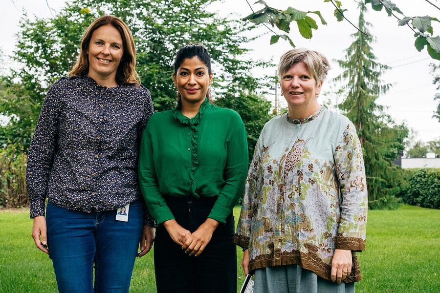 Silje Wærp, Neha Parekh og Thale Plesser arbeider med helse- og miljøvurderinger av byggematerialer. Foto: Remy Eik, SINTEF 