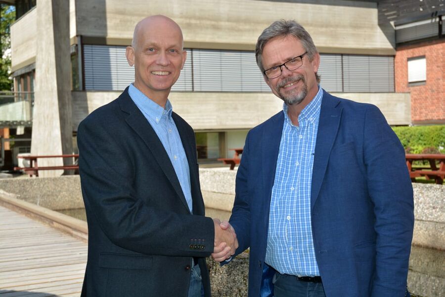 Forskningssjef Jan Olav Hjermann i SINTEF Certification (t.v.) og daglig leder Terje Røising i NRF er fornøyde med å ha inngått samarbeidsavtalen. Foto: Jan Kalvik, NRF 