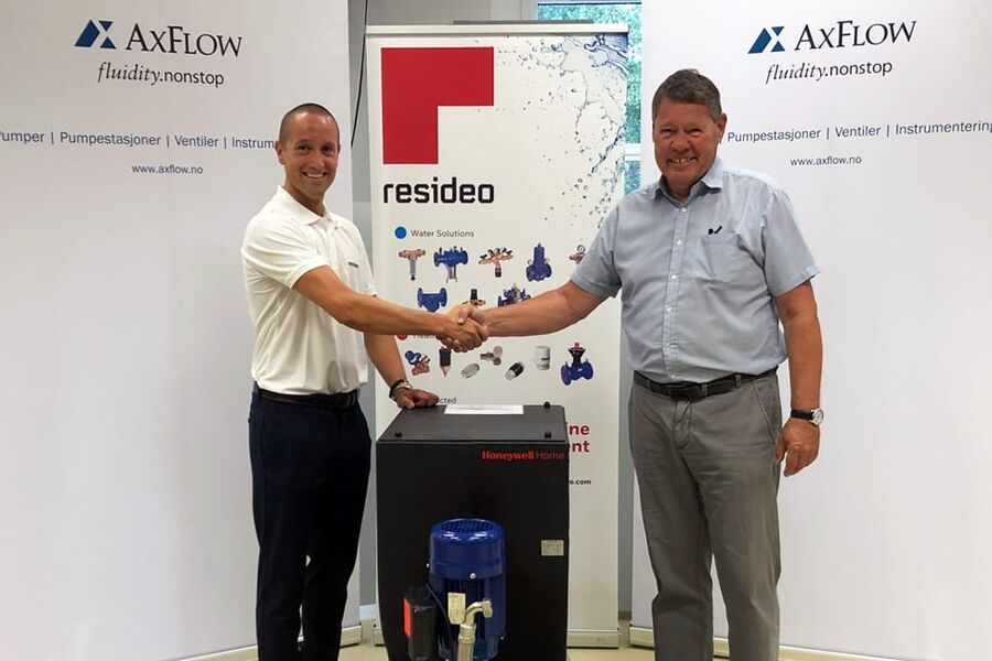 Tom Fjordvang, salgsansvarlig, Resideo, og Paal Schlytter, produktansvarlig for Honeywell Home i AxFlow AS.