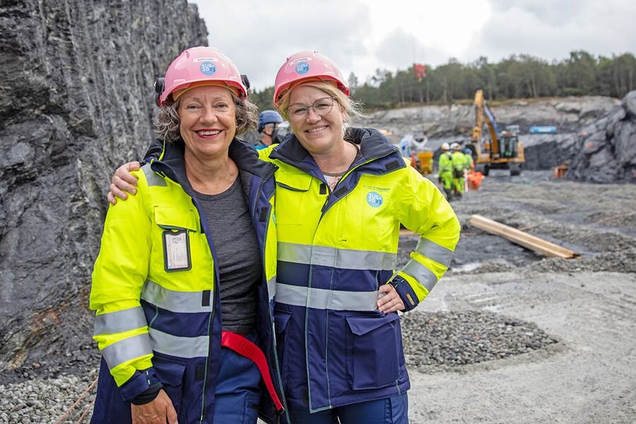 Prosjektdirektør Kari Gro Johanson (til venstre) kan fortelle om mange positive tilbakemeldinger som følge av at de har valgt byggherrestyrte, delte entrepriser på det nye universitetssykehuset i Stavanger. Her med sykehusets administrerende direktør Inger Cathrine Bryne. Pressefoto. 