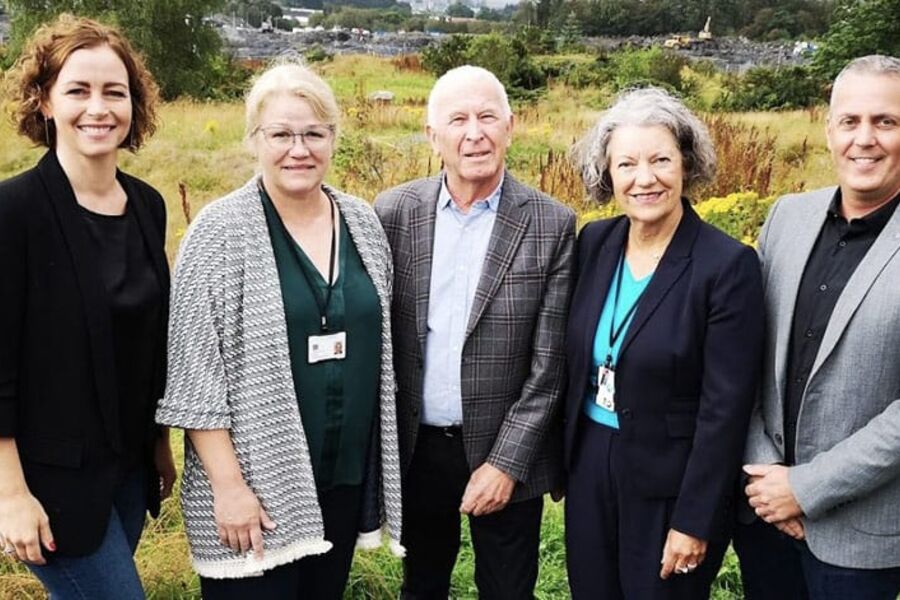 Fra venstre: Anne Christine Bie, administrasjonsleder HABI as, Inger Cathrine Bryne, administrerende direktør Helse Stavanger, Helge Bie, styreleder og eier HABI as, Kari Gro Johanson, prosjektdirektør SUS2023, Tor Ove Jørgensen, daglig leder HABI as