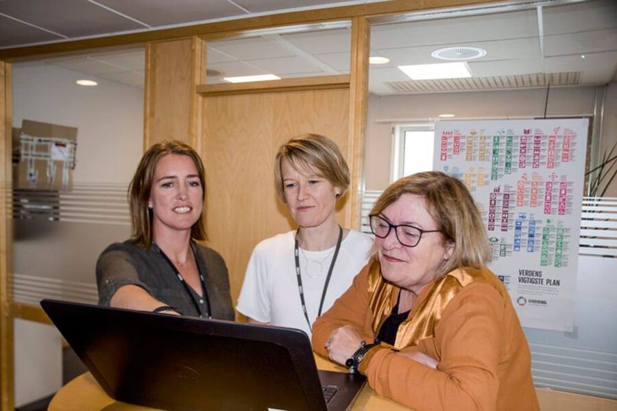COWI-kollegaer beundrer applikasjonen som beregner miljøkrav til materialbruk i prosjekteringsverktøyet Building Information Management (BIM). Fra venstre: Vibeke Nossum, Bente Veiåker Engmo og Hilde Ramfjord. (Foto: Hans-Einar Råberg)

