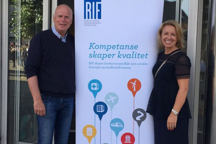 Jan Lindland i Stærk & Co og  RIFs Liv Kari Skudal Hansteen ønsker velkommen til en topptung paneldebatt under Arendalsuka