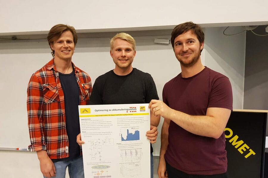 Studentene Sigurd Nelson, Ole Magnar Godtfredsen og Toby G. Franklin skrev bacheloroppgaven «Optimering av akkumuleringsvolum» , hvor formålet var å finne det optimale volumet på akkumuleringstanker for varmtvann i et direkte trerørsanlegg. 