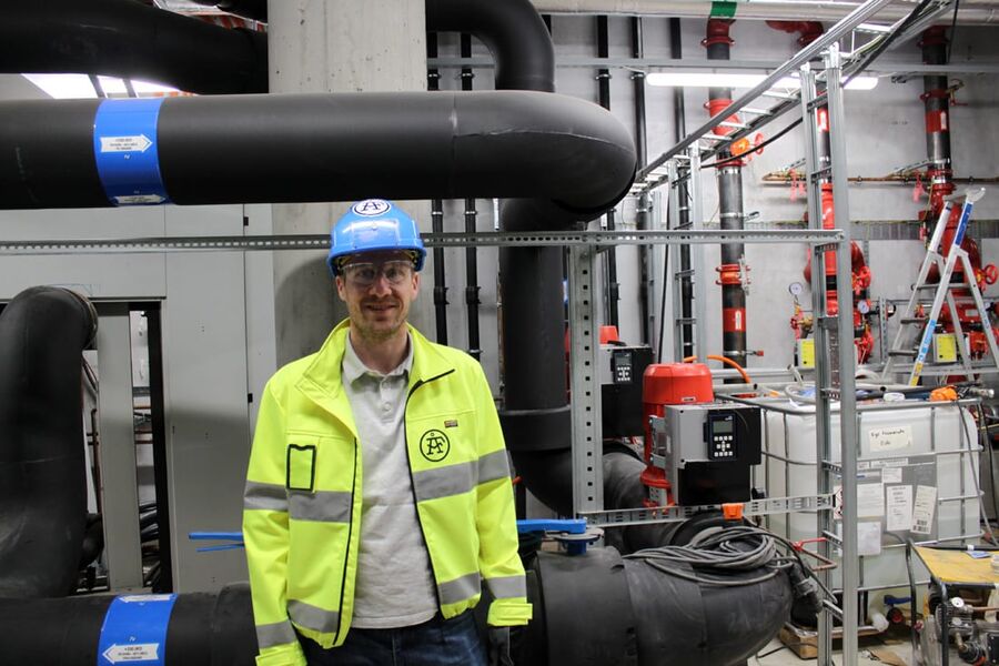 Robert Ivem, ÅF Advansia, forteller at betongdekkene og betongens termiske egenskaper kan akkumulere både
overskuddsvarme og overskuddskulde i det nye bygget.