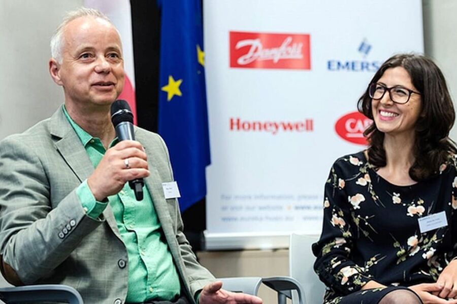 Paneldeltakere Stig Rath og Paola De Troia, Media Relations Manager hos CAREL INDUSTRIES S.p.A. debatterte hvordan en kan oppnå kjønnsbalanse i kulde- og varmepumpebransjen.