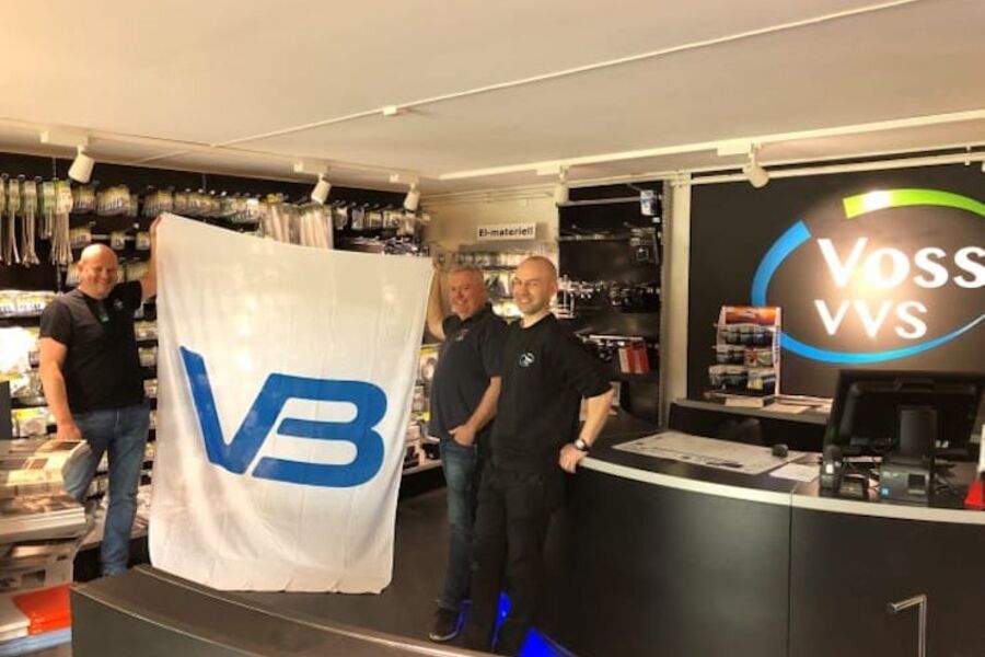 VB-logoen er igjen kommet opp i lokalene til Voss VVS. Fv: Frode Vedaa, Magne Emil Tvedt og butikkansvarlig Erik Hovland.