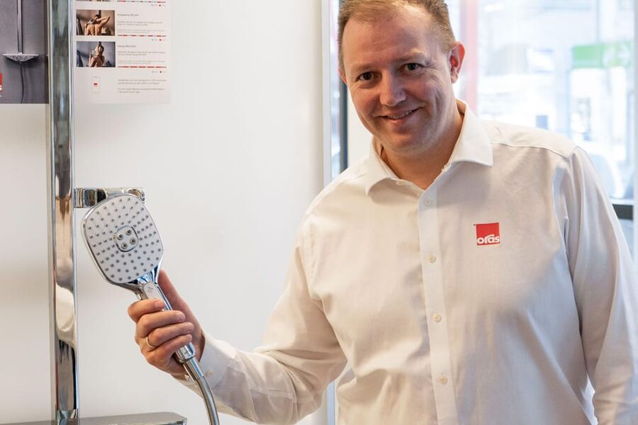  Lars Erik Fossum viser frem dusjsystemet Oras Esteta Wellfit som Norges Hyggeligste Rørlegger vinner.  