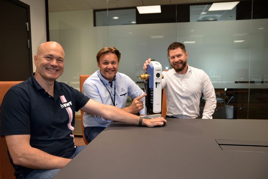 Nå slår de ressursene sammen for å kunne tilby forbrukerne rent vann i boligen: 
Administrerende direktør Jan-Yngve Magnussen (t.v) og avdelingsleder CT/DT Thomas Vollsæter i BWT Birger Christensen AS ( t.h), har store forventninger til samarbeidet med VVSNorden - her ved Rørkjøps administrerende direktør Frank Olsen. 
