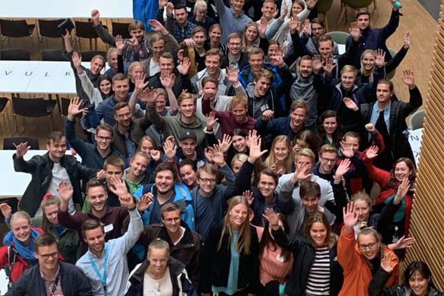 Drøyt 80 av de 111 sommerstudentene var i forrige uke samlet hos Norconsult i Sandvika. Foto: Norconsult
