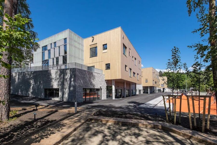 Erfaring fra blant annet Futurebuilt-prosjektene viser at utfordringen med klimakutt i bygg ikke er høye kostnader eller manglede teknologi, men primært mot til å tenke nytt. Foto av Bjørnsletta skole: Tove Lauluten/FutureBuilt