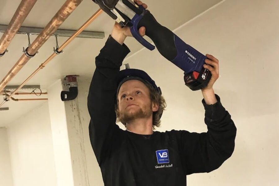 22-årige Mathias Holand fra VB-bedriften Varme & Bad Narvik fikk sin ilddåp som bas under et større rehabiliteringsoppdrag på Narvik Havn.