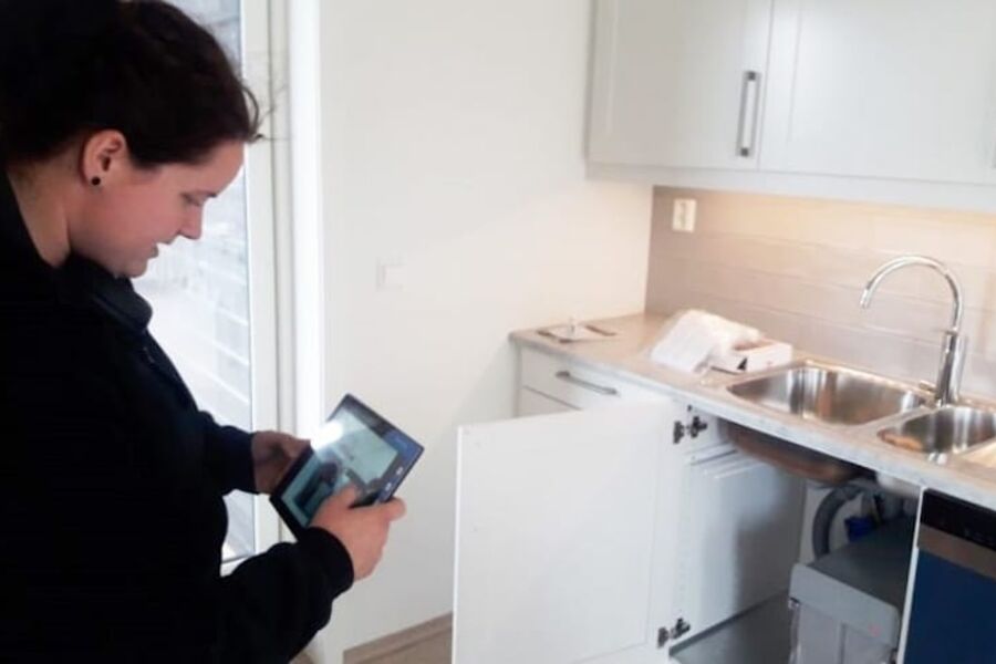 Rørlegger Oda Marie Holmen fra VB J & A Rosenlund AS på Åmot dokumenterer med bilder at arbeidet i kjøkkenbenken er utført i henhold til sjekkliste i VB Smart.