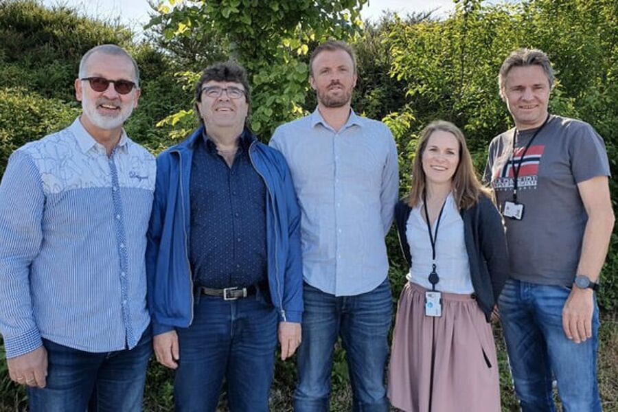 Prosjektleder Lars Egil Borsheim i SUS2023 (fra venstre), Tor Jakob Dysjaland, daglig leder i Sig. Halvorsen, Frode Horpestad, leder for industriavdelingen i Sig. Halvorsen, Karen Mauritzen Midbøe, rådgiver innen anskaffelser i SUS2023 og John Jakobsen, prosjektleder for SUS2023. Foto: Ingveig Tveranger/SUS2023