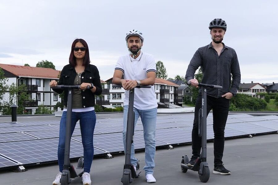 F.v. Guro, Malik og Daniel fra SGP Armatec benytter el-sparkesykkel til og fra jobben hver eneste dag.

