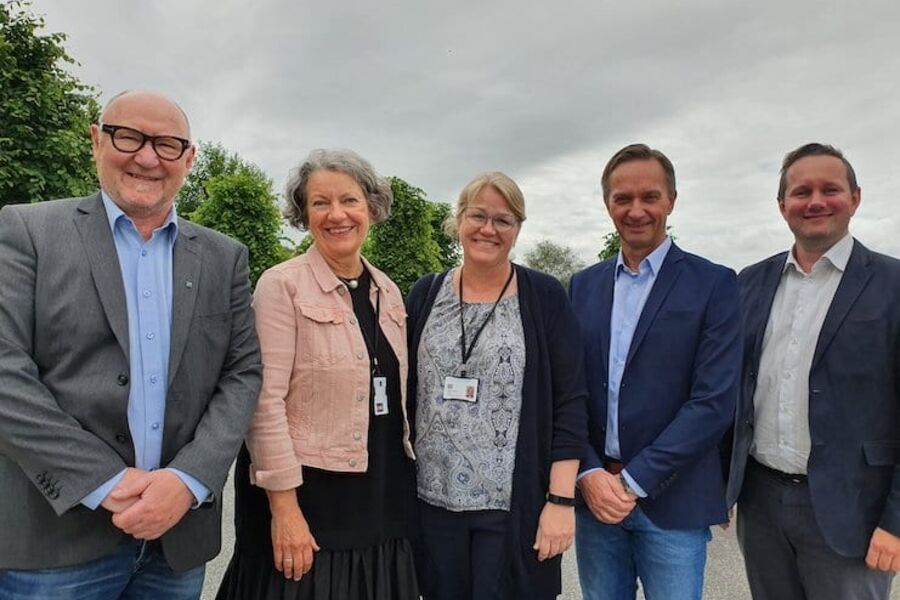 Fra venstre, Harald Damhagen, regiondirektør GK Inneklima, Kari Gro Johanson, prosjektdirektør SUS2023, og Inger Cathrine Bryne, administrerende direktør Stavanger universitetssjukehus, Bjarne Moldenes, prosjektsjef GK Inneklima og Geir Bruun, distriktssjef GK Inneklima. (Foto: Ingveig Tveranger/SUS2023)