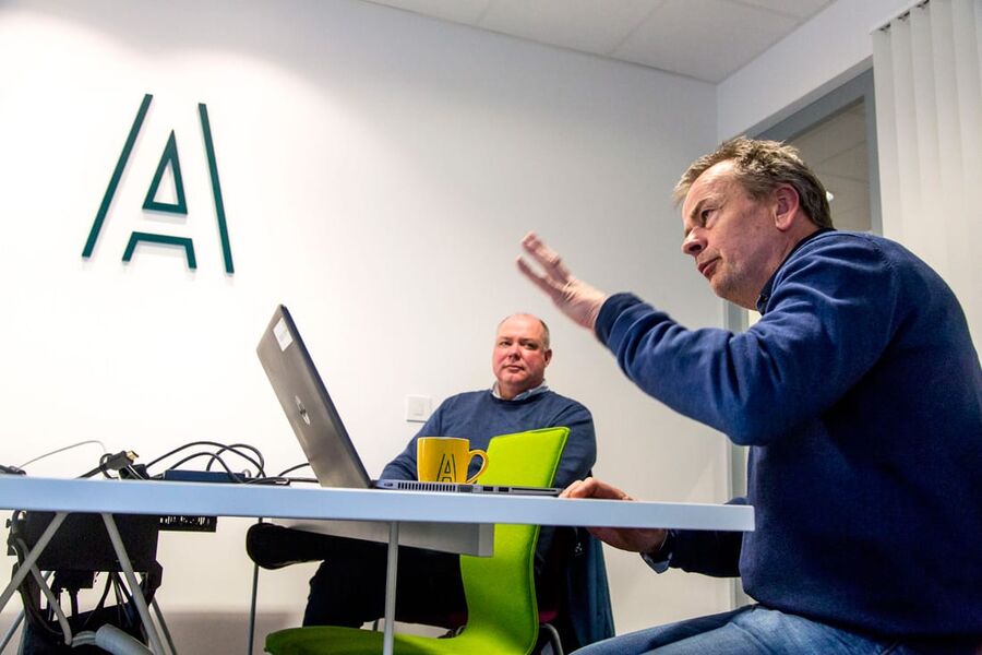 Revisjonsleder Jan Holten (t.v.) i Kiwa har fulgt opp Assemblin i både revisjonene av de eksisterende ISO-sertifikatene og prosessen fram mot den nye sertifiseringen, ISO 45001. Arbeidet med den nye sertifiseringen er ledet av HMS Bengt Johnsen. 