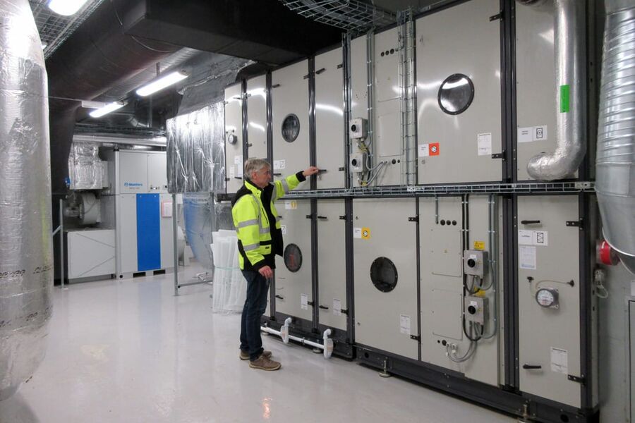 Salgsingeniører Nic Holm, Dantherm i teknisk rom som viser noen av leverandørenes aggregater. 