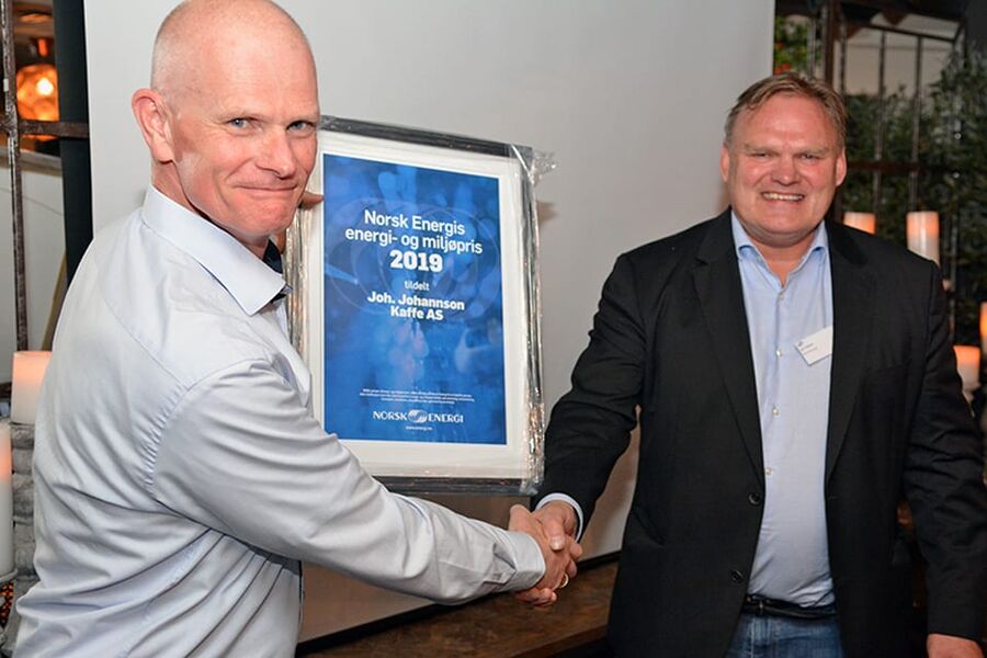 Jon Tveiten (t.h.), adm.dir. i Norsk Energi, overrekker årets EMIL-pris til prosjektdirektør Ole-Kristian Mosvoll i Joh. Johannson Kaffe AS. Foto: Norsk Energi/Morten Valestrand.  