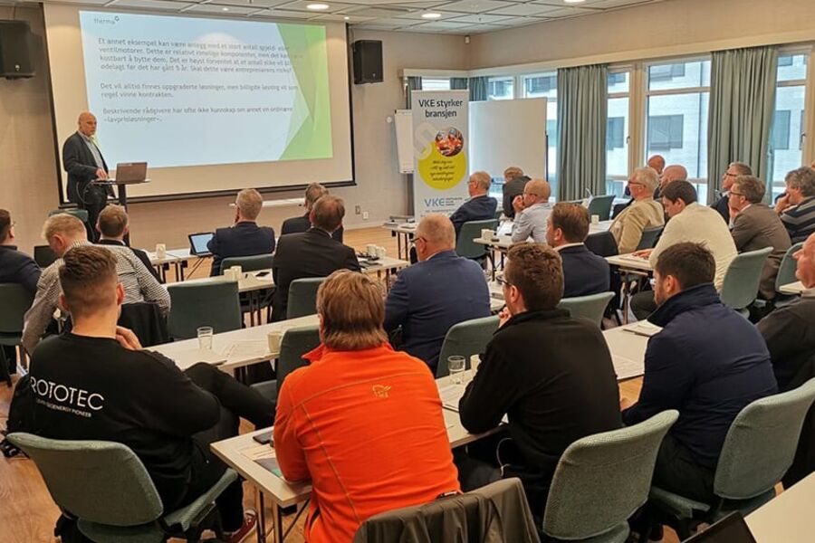 Stein Terje Brekke fra Therma Industri AS holder innlegg om betraktning rundt norske standardkontrakter, og spesielt modifiserte «standardkontrakter». Foto: VKE