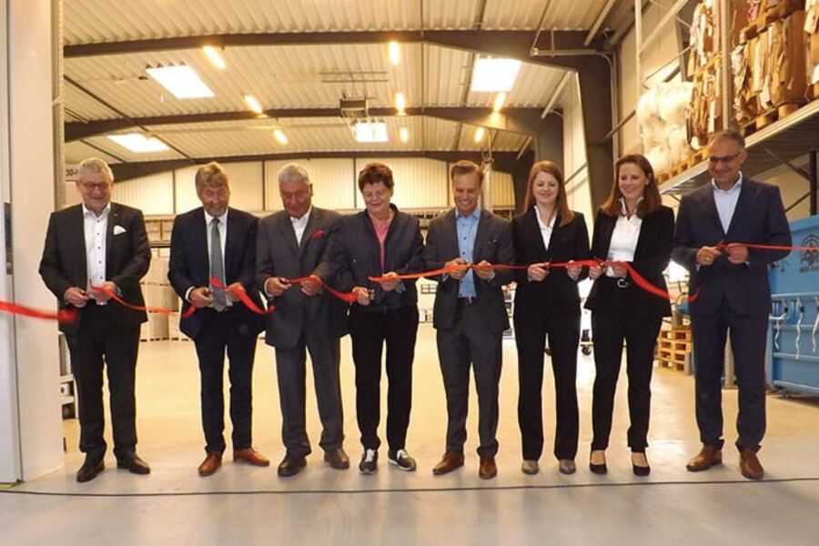 Det var mange til å klippe snoren til Roth North Europes nye bygning med lager og administrasjon i Frederikssund. 
Fra venstre: Roth Industries internasjonale direktør Matthias Donges, borgermester i Frederikssund John Schmidt Andersen, Manfred og Heike Roth, Roth North Europe Group direktør Morten Voss, Anne-Kathrin Roth, Christin Roth-Jäger og Matthias Jäger.