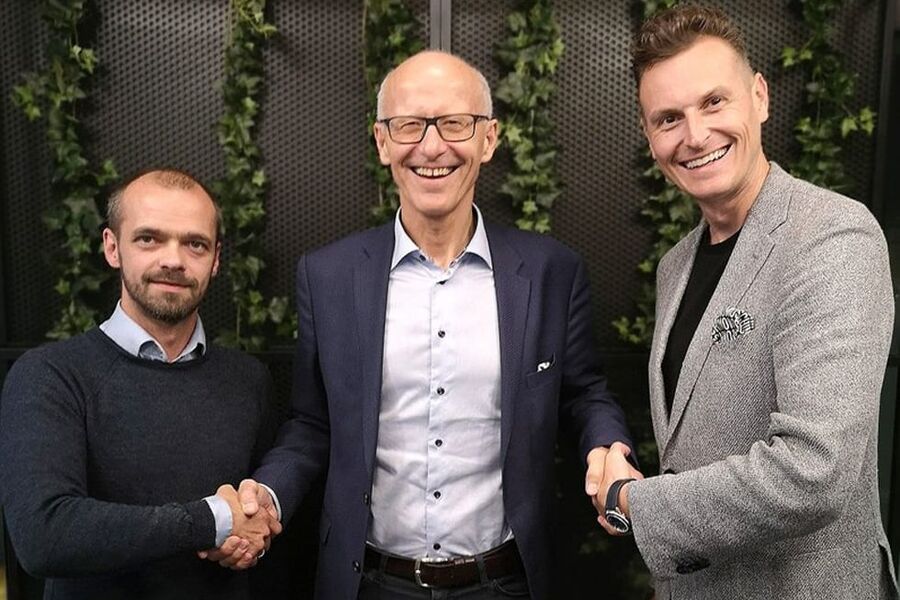 Bildet: (f.v.) Erik Kulterud, Norgesdirektør Avensia, Halvard Gavelstad, Administrerende direktør Byggtjeneste og Ben Rund, VP Business Development Europe Riversand. Foto: Byggtjeneste