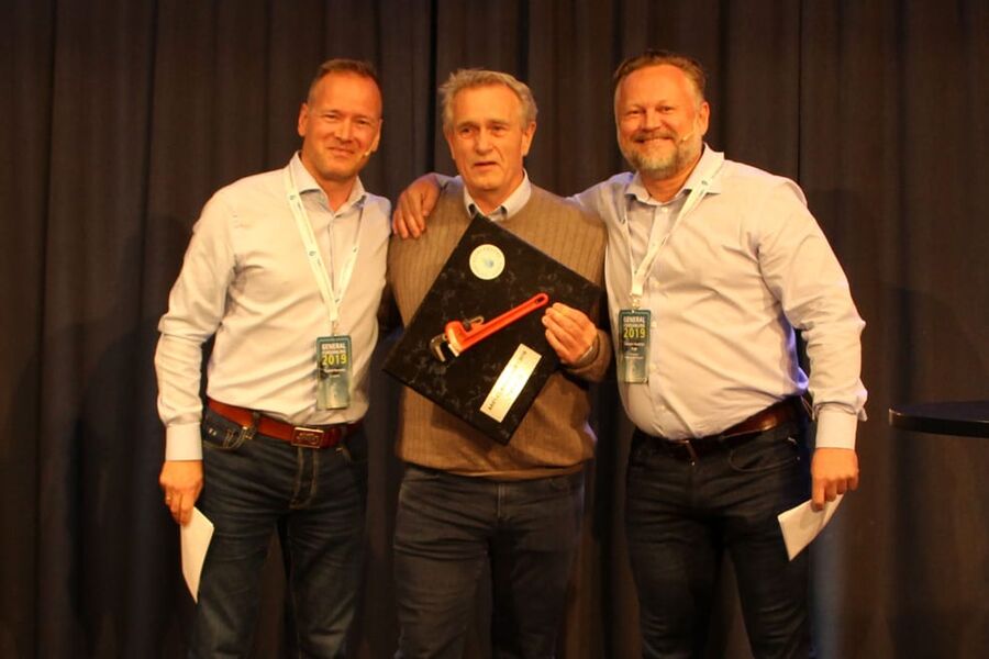 Jørn Brog mottar prisen av styreleder Torkild Korsnes (til venstre) i Rørentreprenørene Norge og nestleder Carsten Skottner Engh.