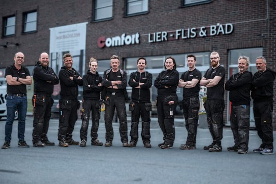 En av få kvinner: Ida Emilie Josefin Meldgaard er én av 12 kvinnelige rørleggere i Comfort-Kjeden. Her sammen med ti av sine 906 mannlige kjedekolleger. Fra venstre: Kjell Magne Eggen, Atle Fjellvang, Jens Gunnar Trydal, Pontus Bøhn, Manfred Klunder, Espen Engen, Ida Meldgaard, Sigve Torvet, Tor-Henrik Pettersen, Magne Bugge og Bjørn Hovland.
Foto: Sondre Garaas???