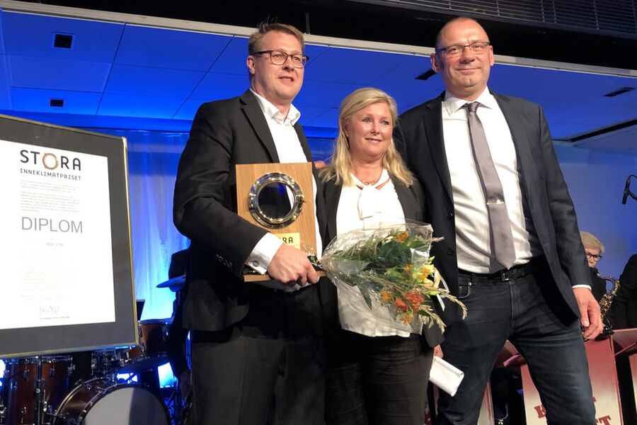 Kenth Granljung, Swegon, prisutdelaren Annika Christensson, enhetschef på Boverket och juryns ordförande Lars Ekberg.
Foto: Ulrik Hammarsträng/Slussen.biz