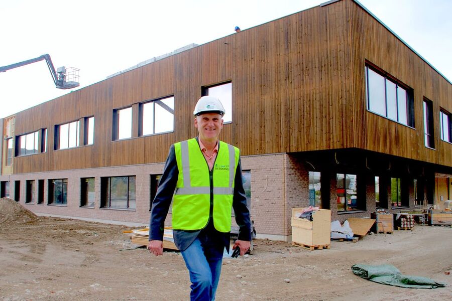 PLUSSHUS. Nye Vestsiden Ungdomsskole på Kongberg er et plusshus i massivtre på 4800 kvadratmeter med plass til 480 elever. Produksjonssjef i Kongsberg Kommunale Eiendom(KKE); Brynjar Henriksen, opplyser at overlevering av nybygget vil skje i neste måned. Alle foto: KKE 