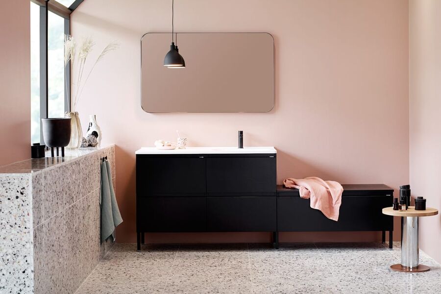 Nytt i år er at servanten finnes i bredden 1200 mm, med en generøs benkeplass enten til høyre eller til venstre for vasken.