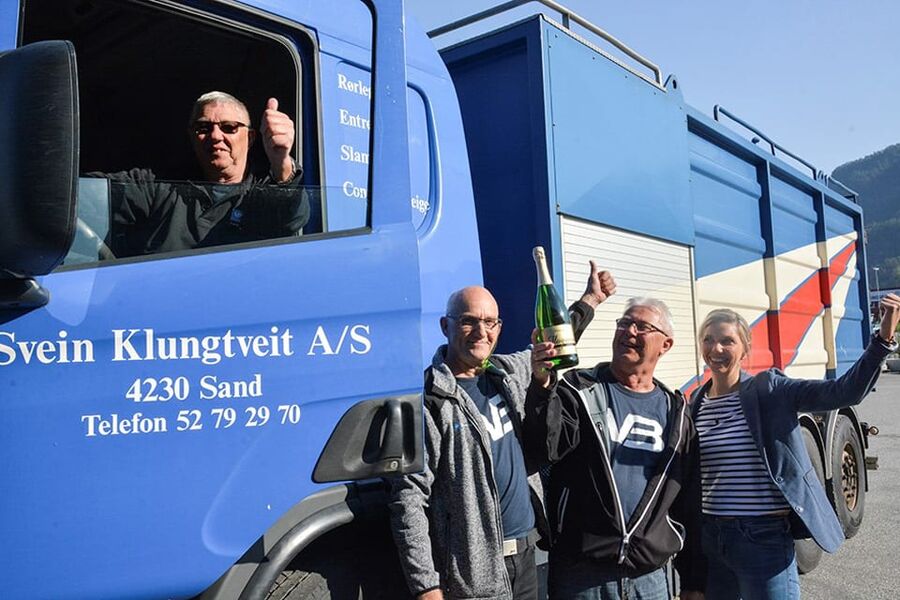  
Vis det i en nettleser 


Rørleggerkjeden VB
 Rørleggerkjeden VB logotype  
 
  

Halte i land storkontrakt 

Rørleggerkjeden VB - 13-05-2019 08:42 CEST

 

Full jubel hos VB-bedriften Svein Klungtveit AS på Sand i Ryfylke da det ble klart at de hadde halt i land en storkontrakt på slamtømming i Sunnhordaland, verdt nærmere 120 millioner kroner. Fra venstre: Svein Klungtveit, Odd Inge Fuglestein, Arnfinn 
 