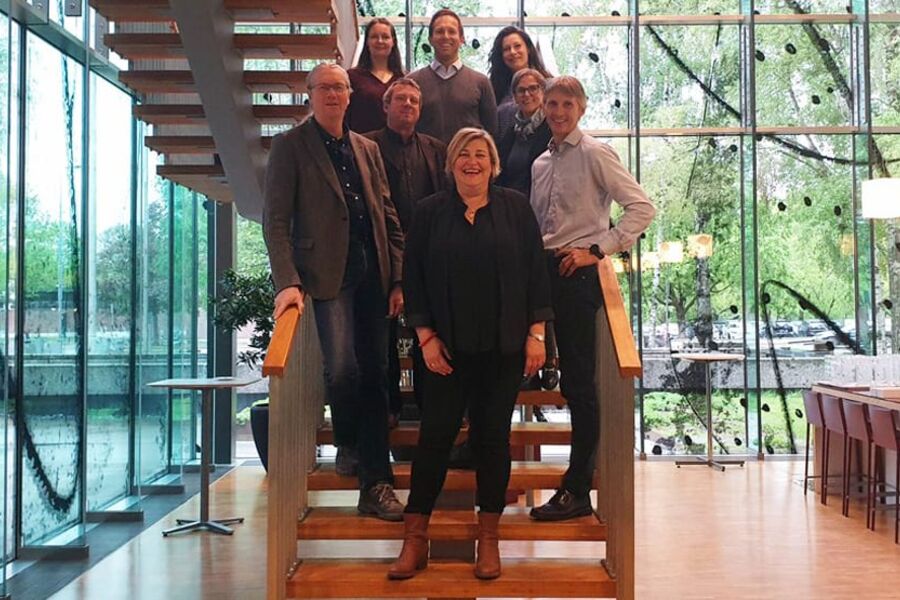 BNLs miljøforum består av BNLs bransjeforeninger. (Ikke alle er representert på bildet). Fra venstre foran: Øyvind Buset (NML) Merete Bellingmo (Naml), Lars Myhre (Boligprodusentene), Per Fredrik Kempf (EBA), Rannveig Landet (BNL), Tina Sletbak-Akerø (Treindustrien), Carl Henrik Borchsenius (Norsk Eiendom) og Caroline Khoury Nilsen (BNL).