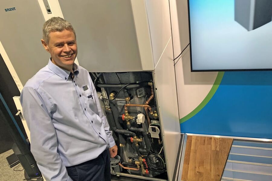 Salgssjef Espen Magne Karslen i Flexit viser frem den nye inneklimasentralen EcoNordic på VVS-dagene sist år. Nå er ventilasjonsleverandøren fra Ørje nominert til,  Stora Inneklimatspriset i Sverige. 