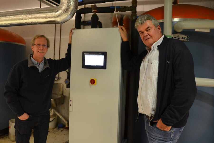 Ragnar Klauer Hermanrud og Thore Andreassen i Termorens as, gleder seg over at stadig flere blir ønsker å benytte det nye systemet LegioTerm for å forebygge legionellautbrudd. Her står de ved et anlegg de har levert til en flerbrukshall i Son.