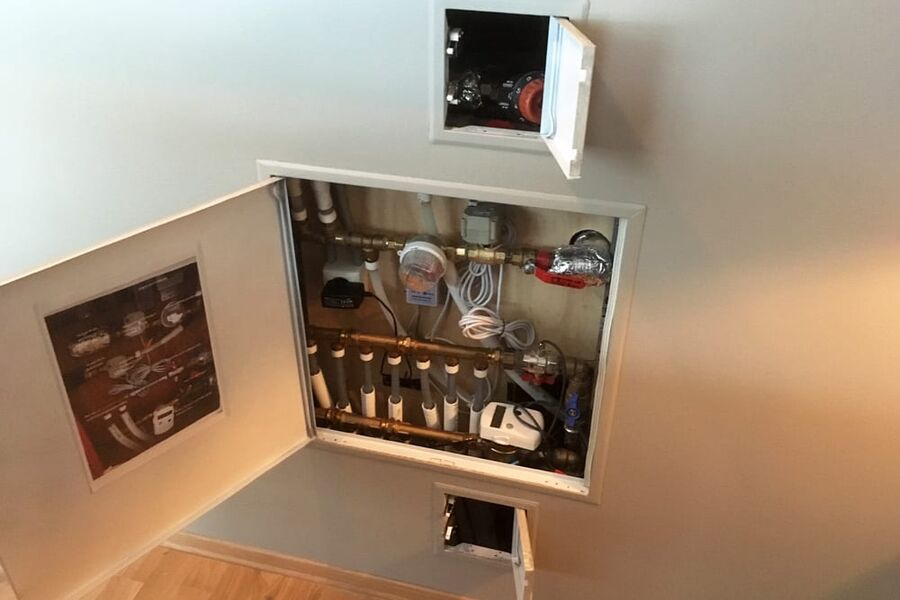 Her ser vi lukeløsninger midt på stueveggen i leilighetene. 