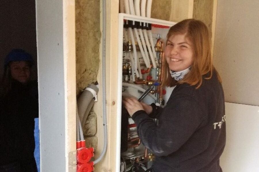 Lærling Kaja Phil i Telerør, en av de tre bedriftene som er nominert til prisen Årets lærebedrift 2019.