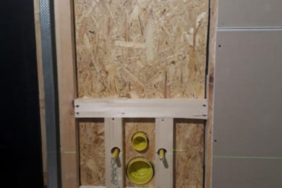 Eksempel på hva kravet til innbygde sisterner  fører til av ekstra arbeid og kostnader. På grunn av armering i hulldekke kan ikke sisternen plasseres helt ut mot vegge, men må plasseres et stykke inn i veggen, og man må fore ut 10 cm til vegg.