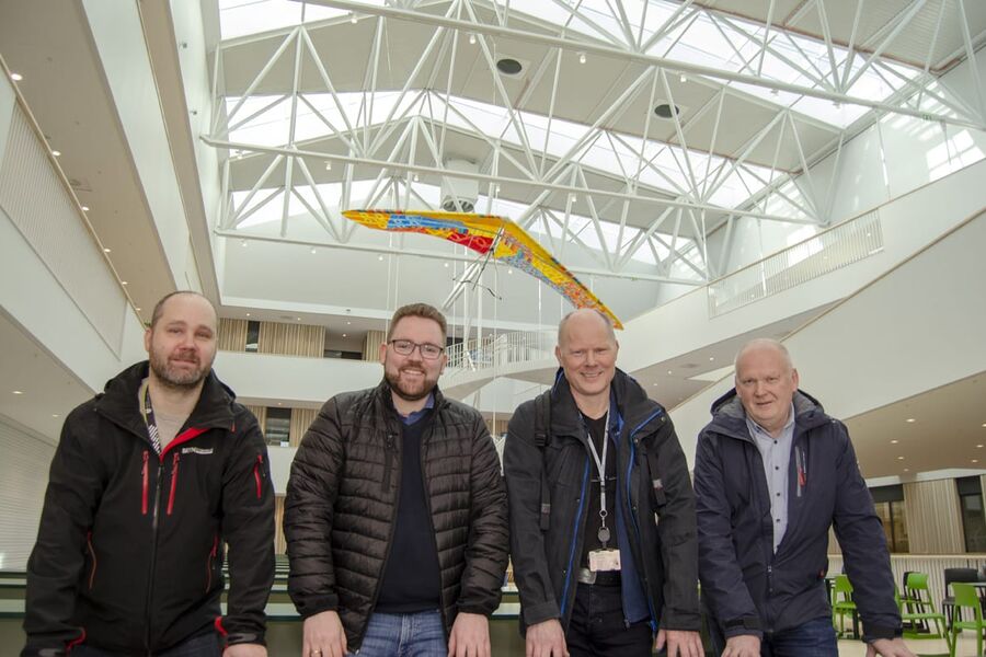 Vellykket energiprosjekt: Takket være solid fagkunnskap og energigjerrige aggreagter har man lykkes å skape positiv CO2 balanse. Her ser vi fra venstre, Eskil Solberg, prosjektleder ved Bryn Byggklima (Var prosjektleder for Skanska Tekniske på Heimdal, byttet jobb da prosjektet var ferdig.) Arild Ski Nilsen, regionsjef IV Produkt, Tore Wigenstad, seniorrådgiver Skanska Teknikk og Stein Magnar Jakobsen, prosjektleder Skanska Bygg.