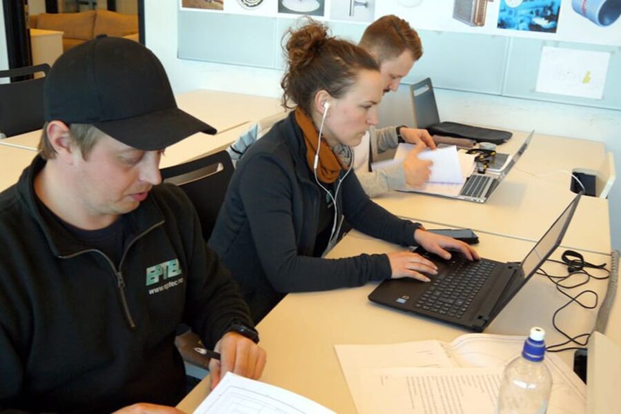 Fra venstre: Lars Erik Kjøstelsen, Maria H. L. Reinnel og Viktor Brudevoll elever på KEM, Fagskolen Oslo Akershus. Foto:VKE