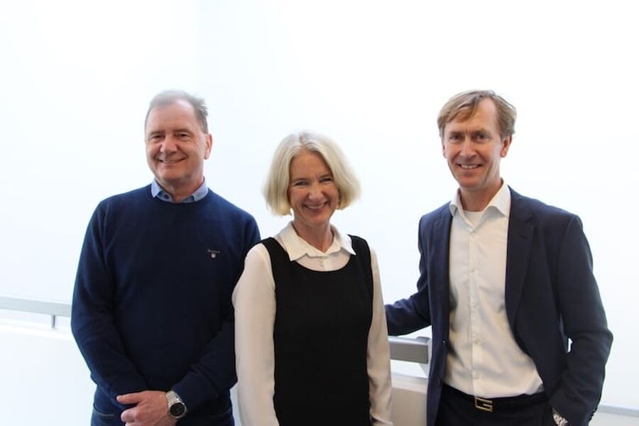 Oddgeir Tobiassen (til venstre), Marianne Wætnes Røiseland og Gustav Line gleder seg over den nye avtalen.